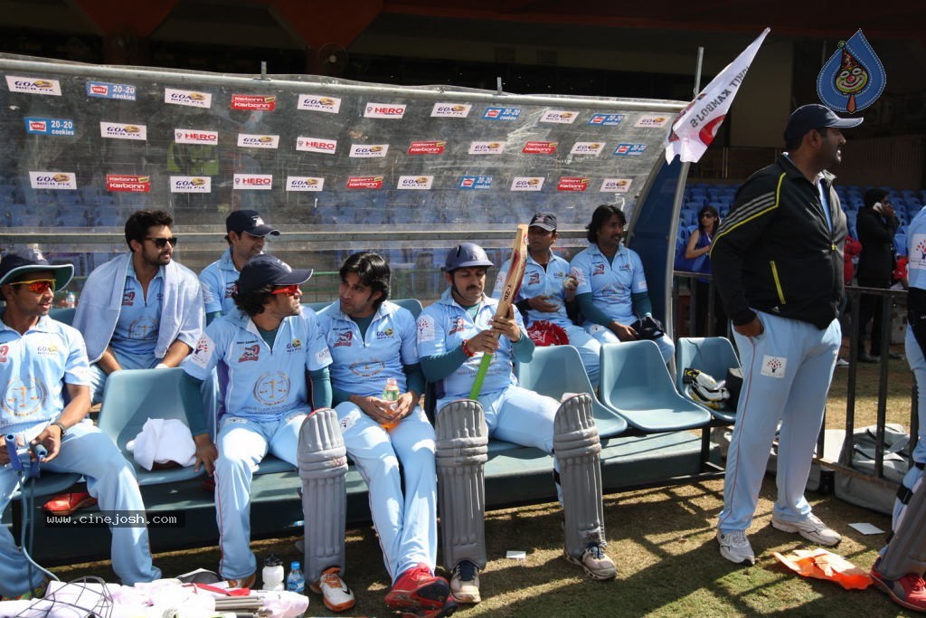 Bhojpuri Dabanggs Vs Bengal Tigers Match Photos  - 14 / 71 photos