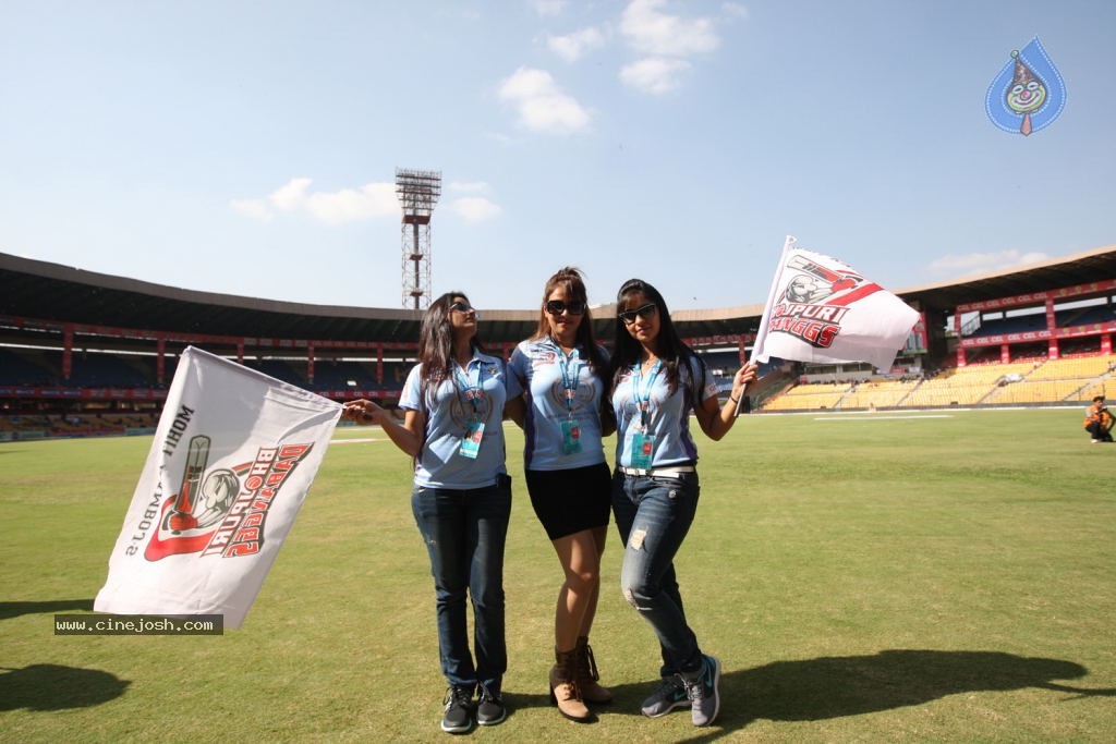 Bhojpuri Dabanggs Vs Bengal Tigers Match Photos  - 29 / 71 photos