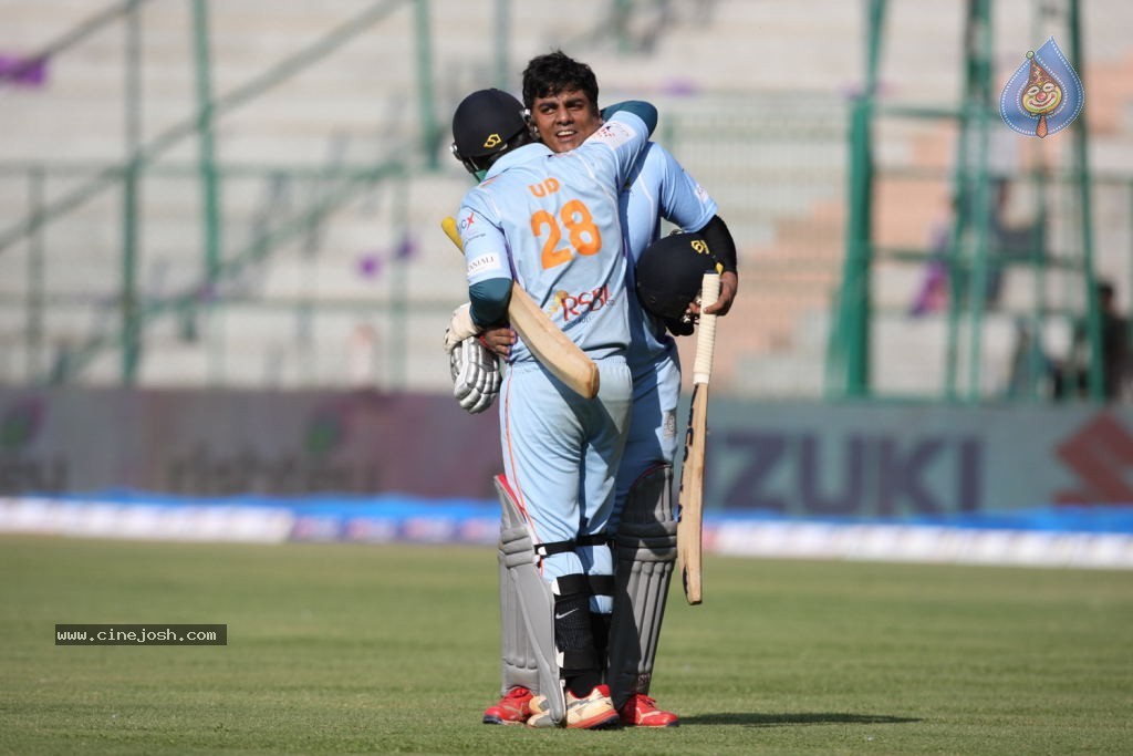 Bhojpuri Dabanggs Vs Bengal Tigers Match Photos  - 38 / 71 photos