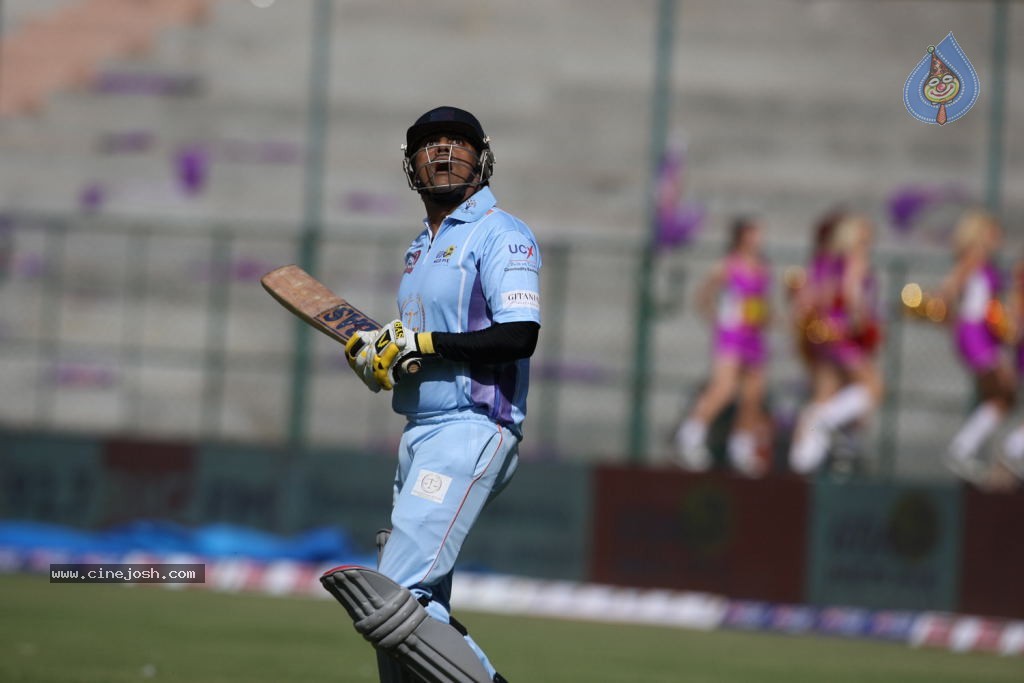 Bhojpuri Dabanggs Vs Bengal Tigers Match Photos  - 41 / 71 photos