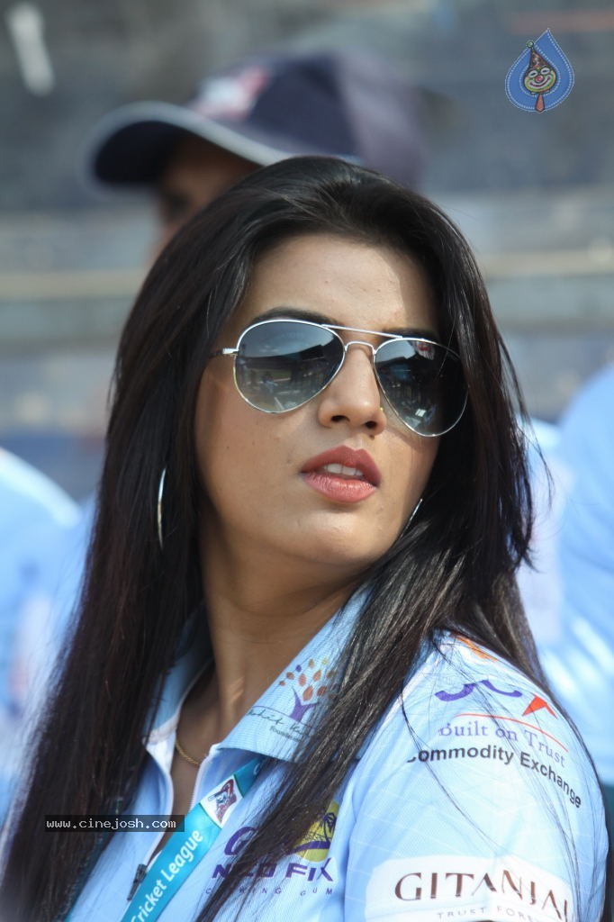 Bhojpuri Dabanggs Vs Bengal Tigers Match Photos  - 53 / 71 photos