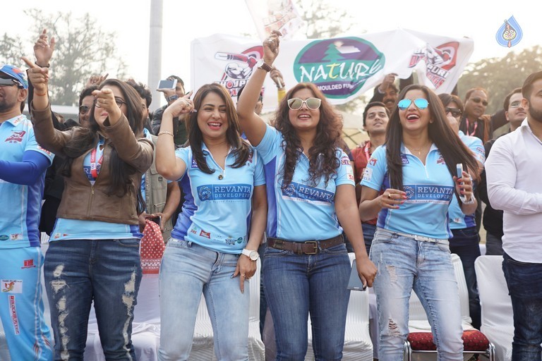 Bhojpuri Dabanggs Vs Mumbai Heroes Match  - 3 / 50 photos