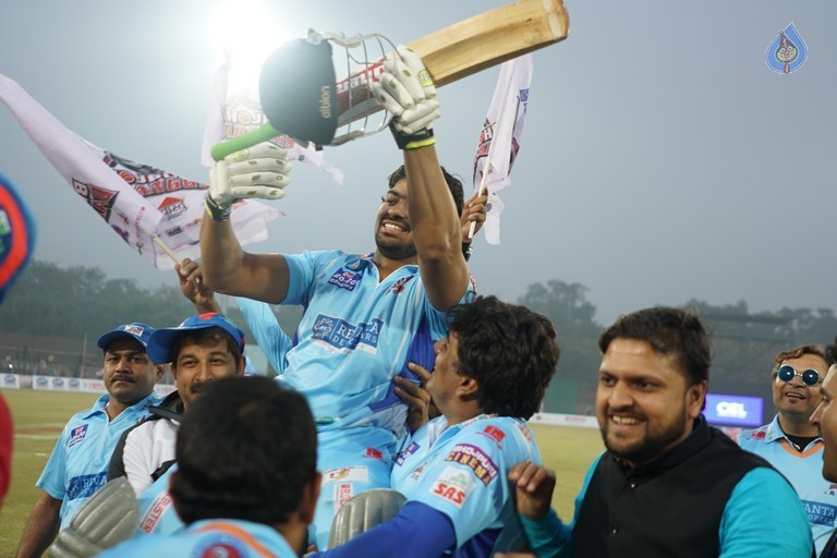 Bhojpuri Dabanggs Vs Mumbai Heroes Match  - 5 / 50 photos