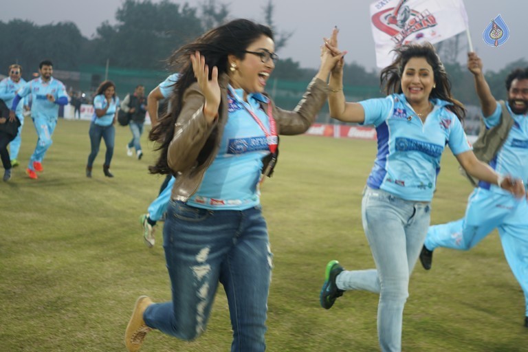 Bhojpuri Dabanggs Vs Mumbai Heroes Match  - 16 / 50 photos