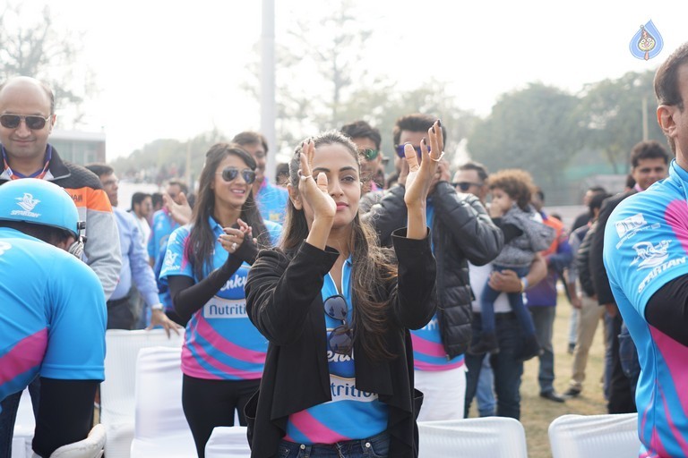 Bhojpuri Dabanggs Vs Mumbai Heroes Match  - 20 / 50 photos