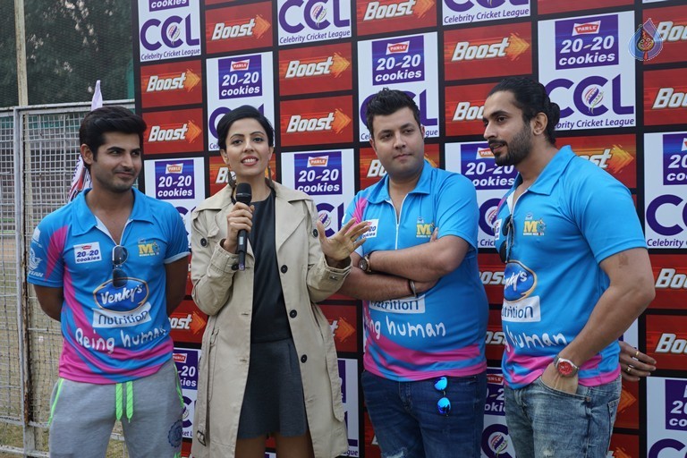 Bhojpuri Dabanggs Vs Mumbai Heroes Match  - 21 / 50 photos