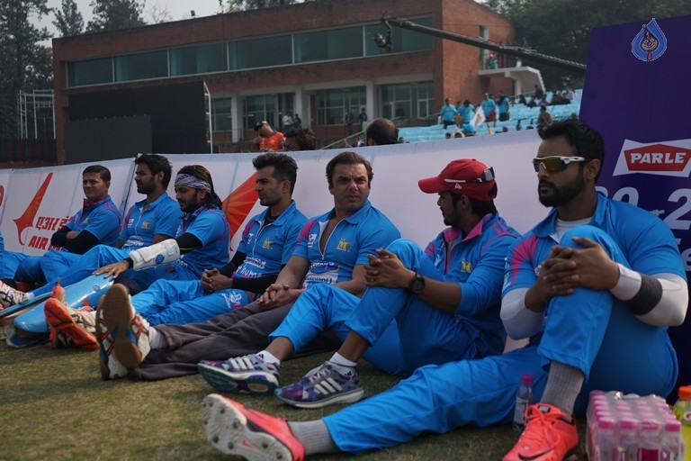 Bhojpuri Dabanggs Vs Mumbai Heroes Match  - 26 / 50 photos
