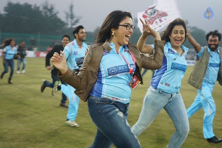 Bhojpuri Dabanggs Vs Mumbai Heroes Match  - 31 / 50 photos