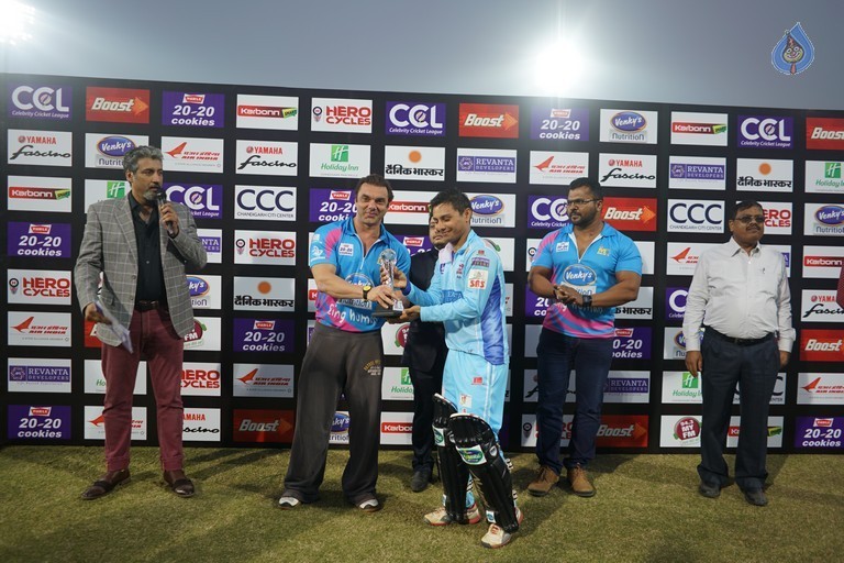 Bhojpuri Dabanggs Vs Mumbai Heroes Match  - 33 / 50 photos