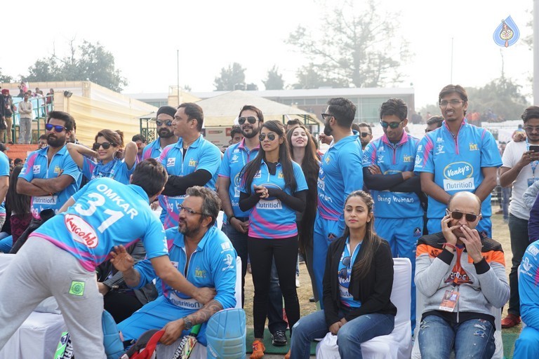 Bhojpuri Dabanggs Vs Mumbai Heroes Match  - 34 / 50 photos
