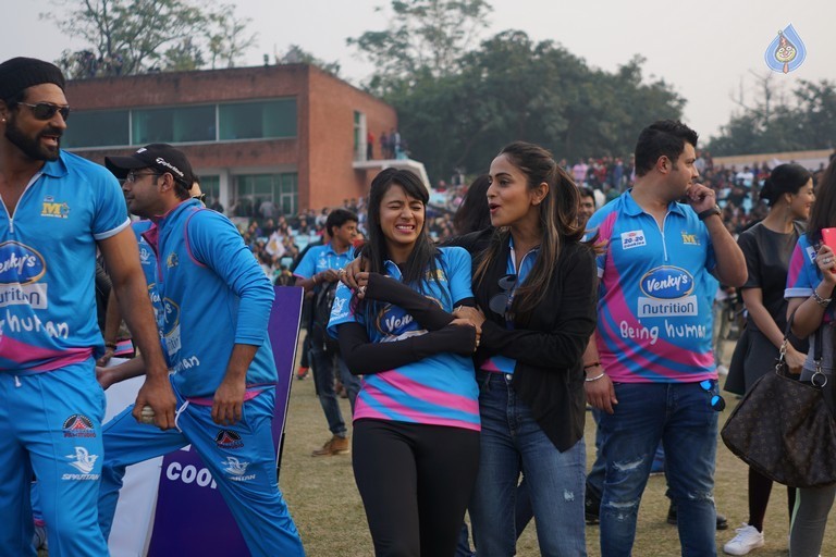 Bhojpuri Dabanggs Vs Mumbai Heroes Match  - 49 / 50 photos