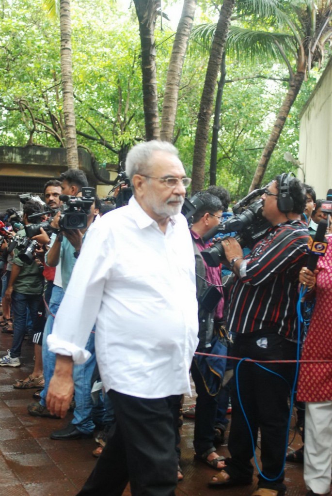 Bolly Celebs at Pran Cremation Ceremony  - 13 / 97 photos