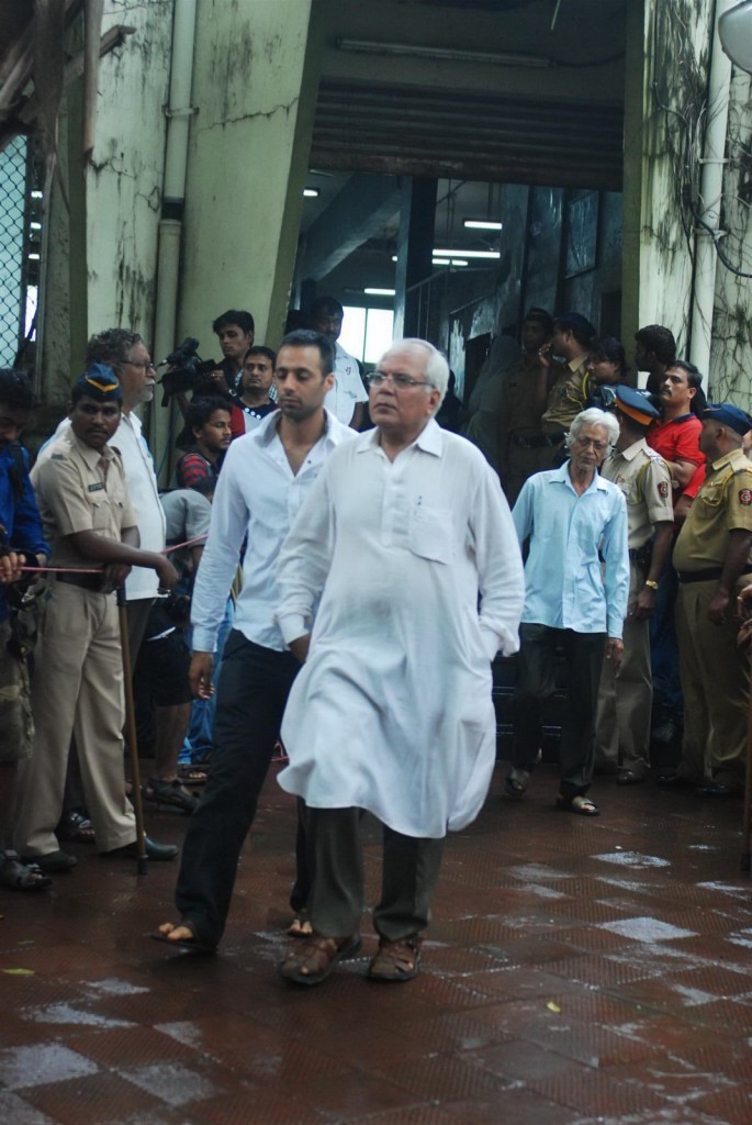 Bolly Celebs at Pran Cremation Ceremony  - 22 / 97 photos