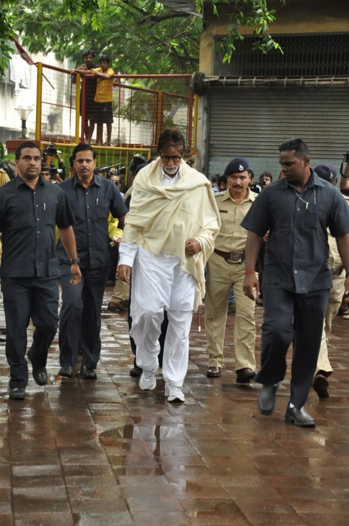 Bolly Celebs at Pran Cremation Ceremony  - 25 / 97 photos