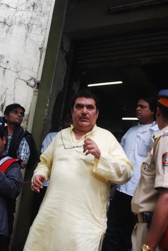 Bolly Celebs at Pran Cremation Ceremony  - 27 / 97 photos