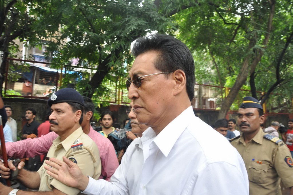 Bolly Celebs at Pran Cremation Ceremony  - 29 / 97 photos