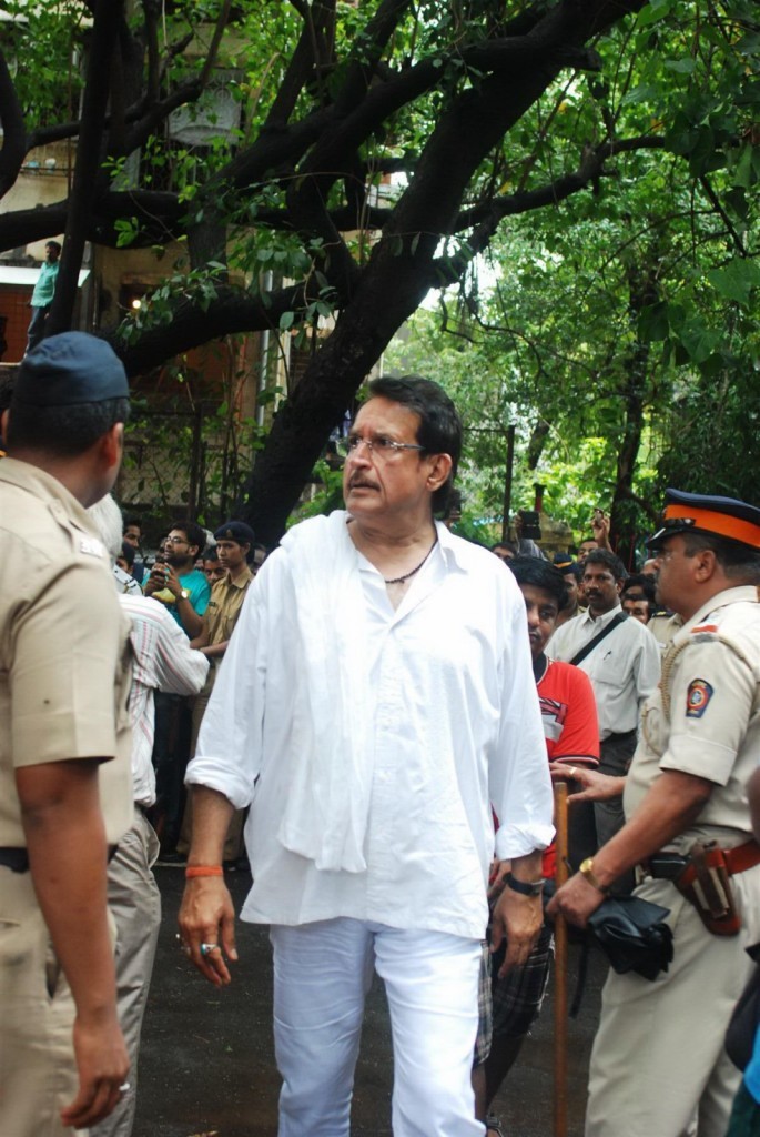 Bolly Celebs at Pran Cremation Ceremony  - 30 / 97 photos