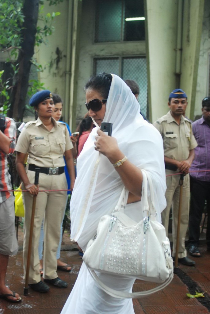 Bolly Celebs at Pran Cremation Ceremony  - 32 / 97 photos