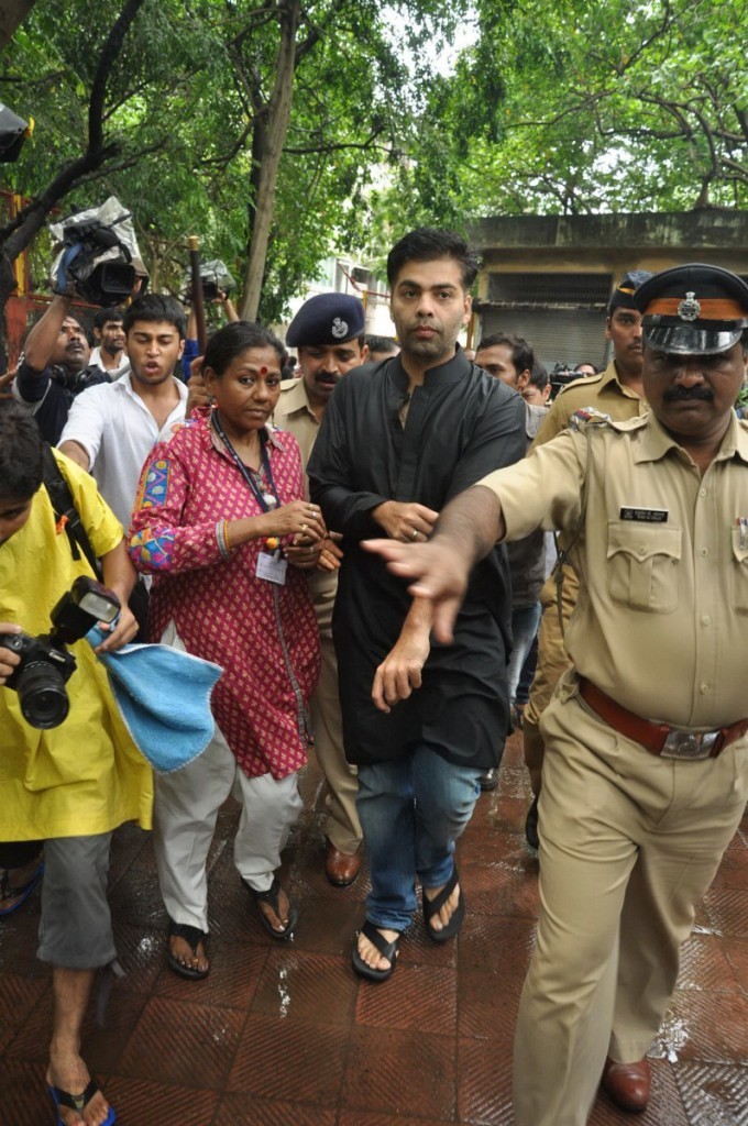 Bolly Celebs at Pran Cremation Ceremony  - 34 / 97 photos