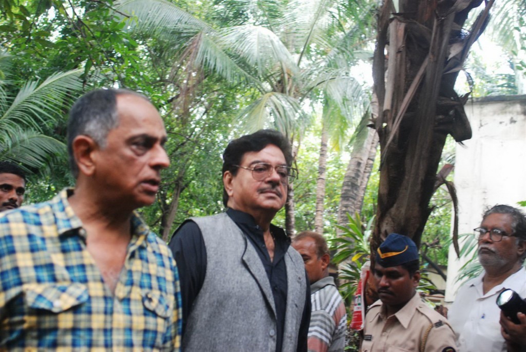 Bolly Celebs at Pran Cremation Ceremony  - 35 / 97 photos