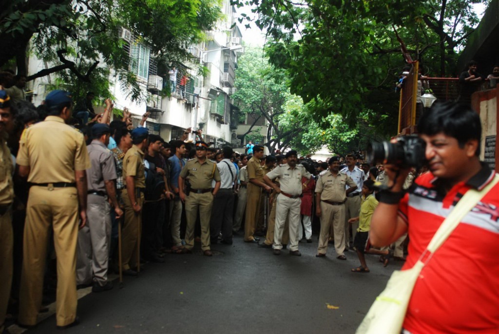 Bolly Celebs at Pran Cremation Ceremony  - 41 / 97 photos