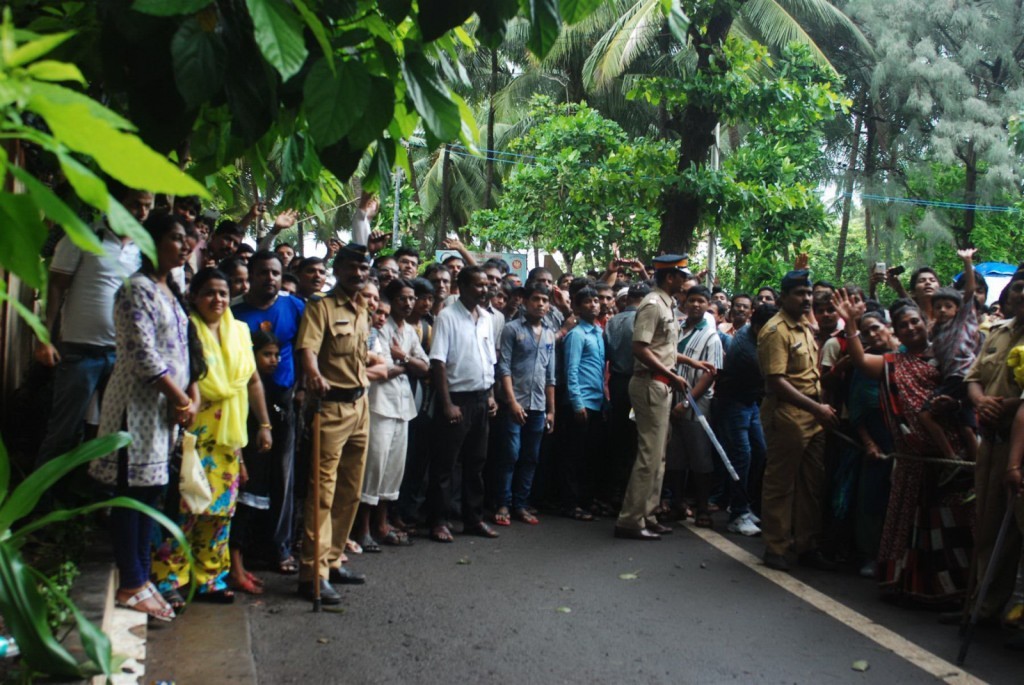 Bolly Celebs at Pran Cremation Ceremony  - 49 / 97 photos