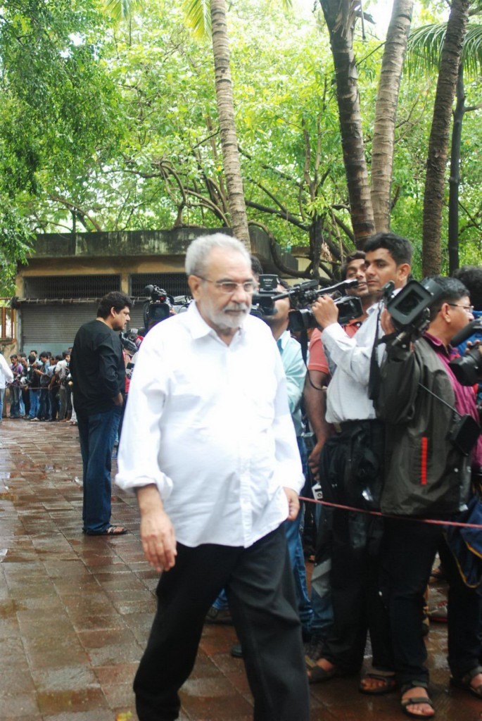 Bolly Celebs at Pran Cremation Ceremony  - 50 / 97 photos