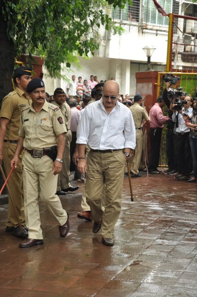 Bolly Celebs at Pran Cremation Ceremony  - 52 / 97 photos