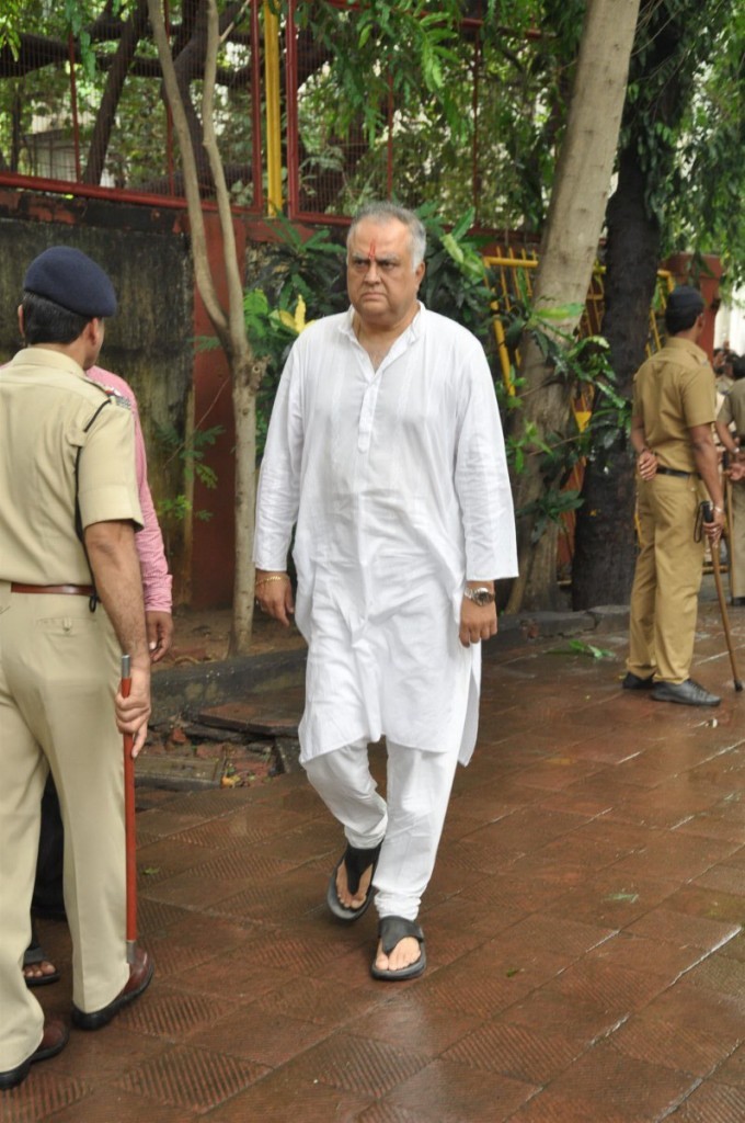 Bolly Celebs at Pran Cremation Ceremony  - 55 / 97 photos