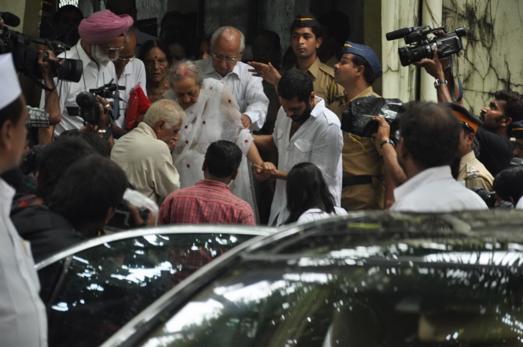 Bolly Celebs at Pran Cremation Ceremony  - 57 / 97 photos