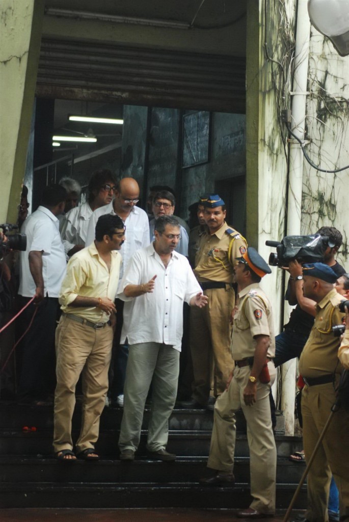 Bolly Celebs at Pran Cremation Ceremony  - 58 / 97 photos