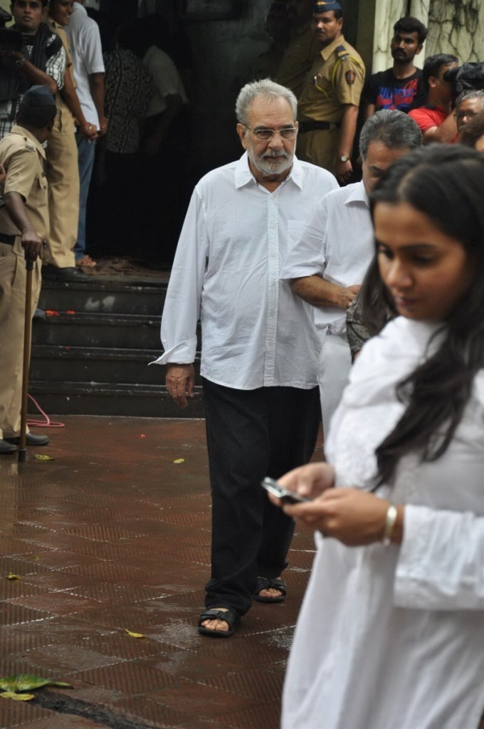 Bolly Celebs at Pran Cremation Ceremony  - 63 / 97 photos