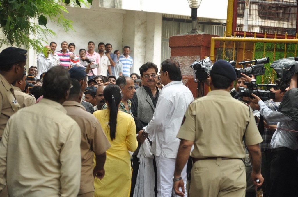 Bolly Celebs at Pran Cremation Ceremony  - 69 / 97 photos
