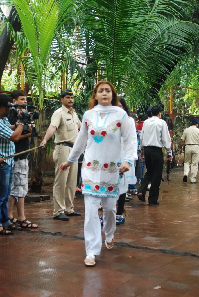 Bolly Celebs at Pran Cremation Ceremony  - 70 / 97 photos