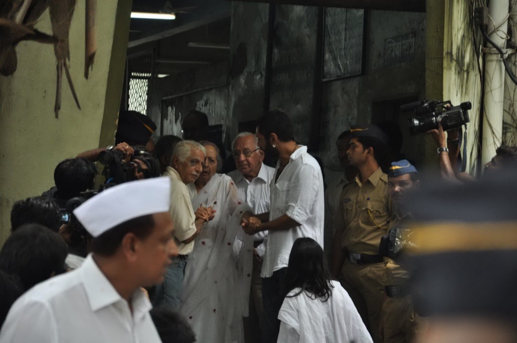 Bolly Celebs at Pran Cremation Ceremony  - 71 / 97 photos