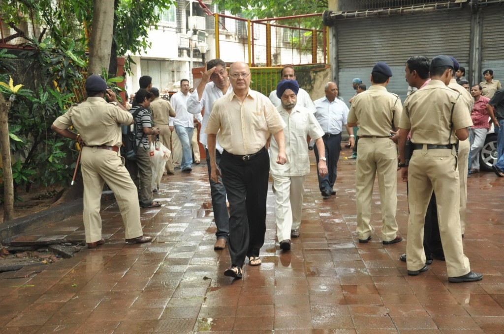 Bolly Celebs at Pran Cremation Ceremony  - 79 / 97 photos