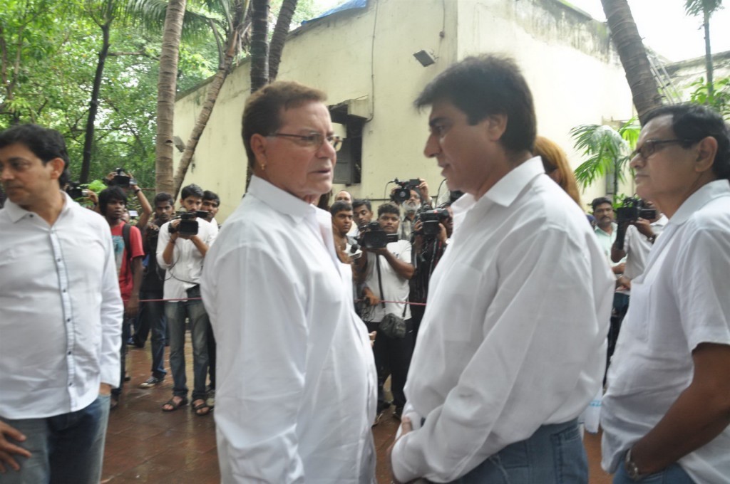 Bolly Celebs at Pran Cremation Ceremony  - 81 / 97 photos