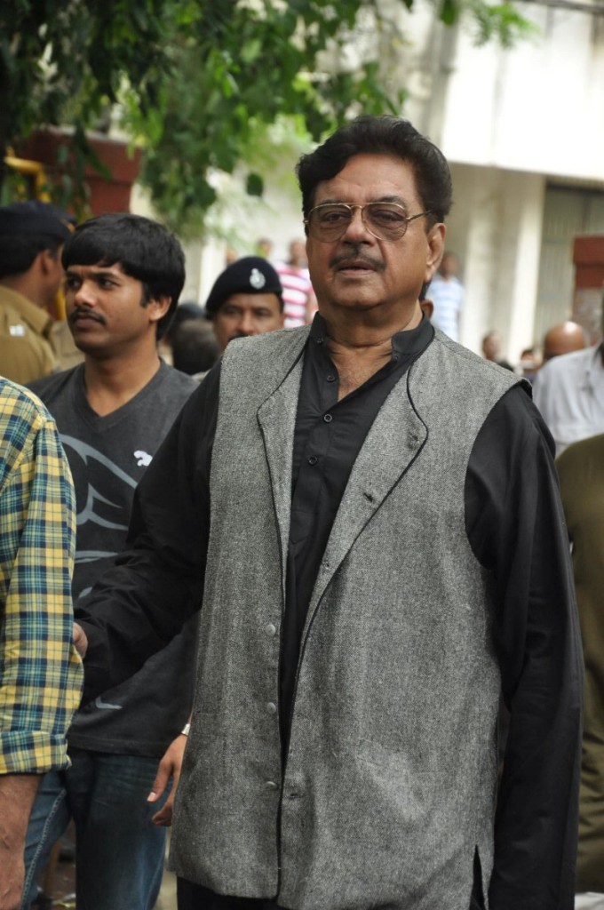 Bolly Celebs at Pran Cremation Ceremony  - 84 / 97 photos
