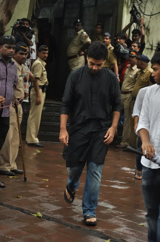 Bolly Celebs at Pran Cremation Ceremony  - 95 / 97 photos