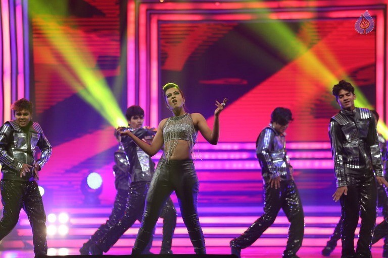 Catherine Tresa Dance at Filmfare Awards - 24 / 42 photos