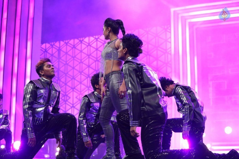 Catherine Tresa Dance at Filmfare Awards - 33 / 42 photos