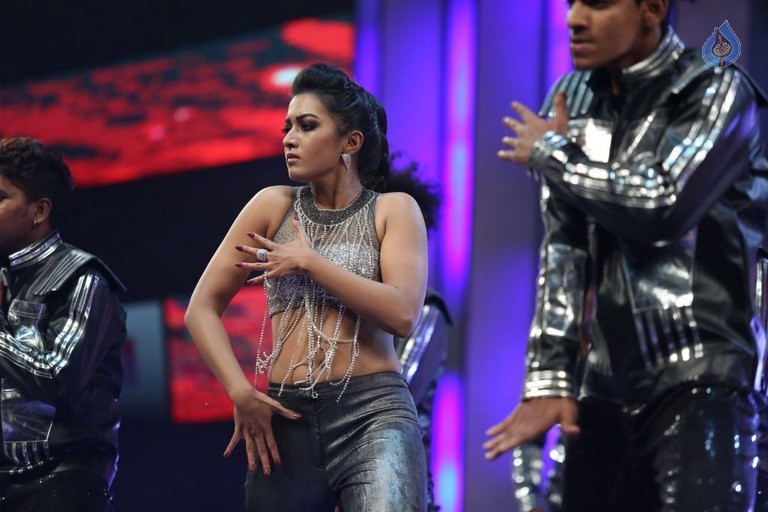Catherine Tresa Dance at Filmfare Awards - 35 / 42 photos
