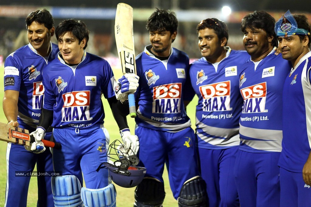 CCL 4 Final Karnataka Bulldozers Vs Kerala Strikers Match  - 44 / 132 photos
