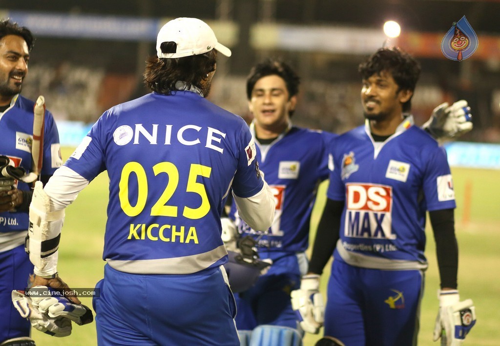 CCL 4 Final Karnataka Bulldozers Vs Kerala Strikers Match  - 60 / 132 photos