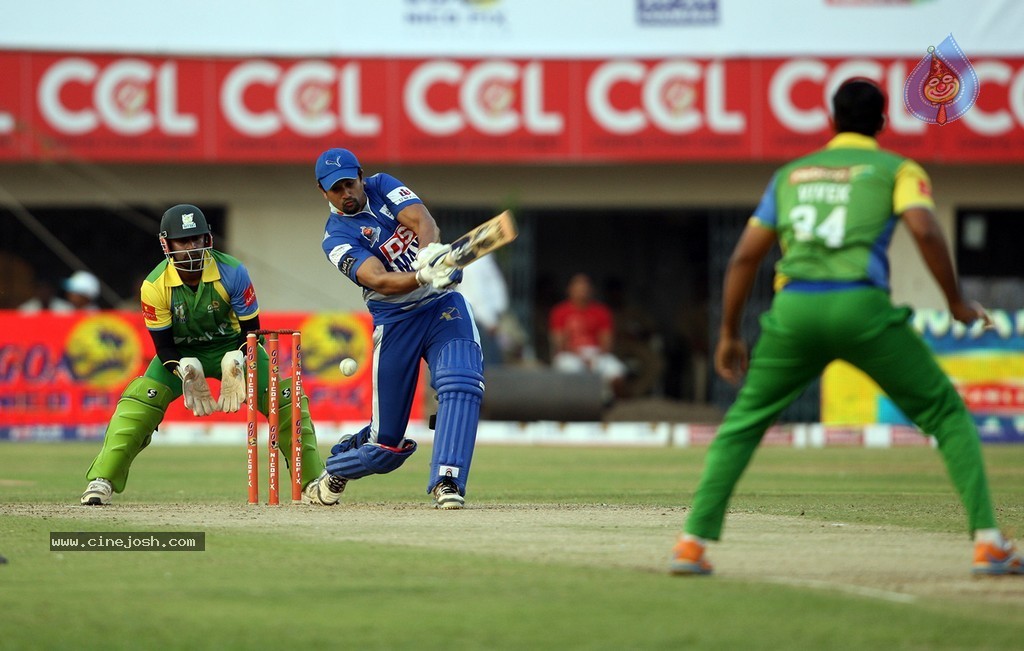 CCL 4 Final Karnataka Bulldozers Vs Kerala Strikers Match  - 75 / 132 photos