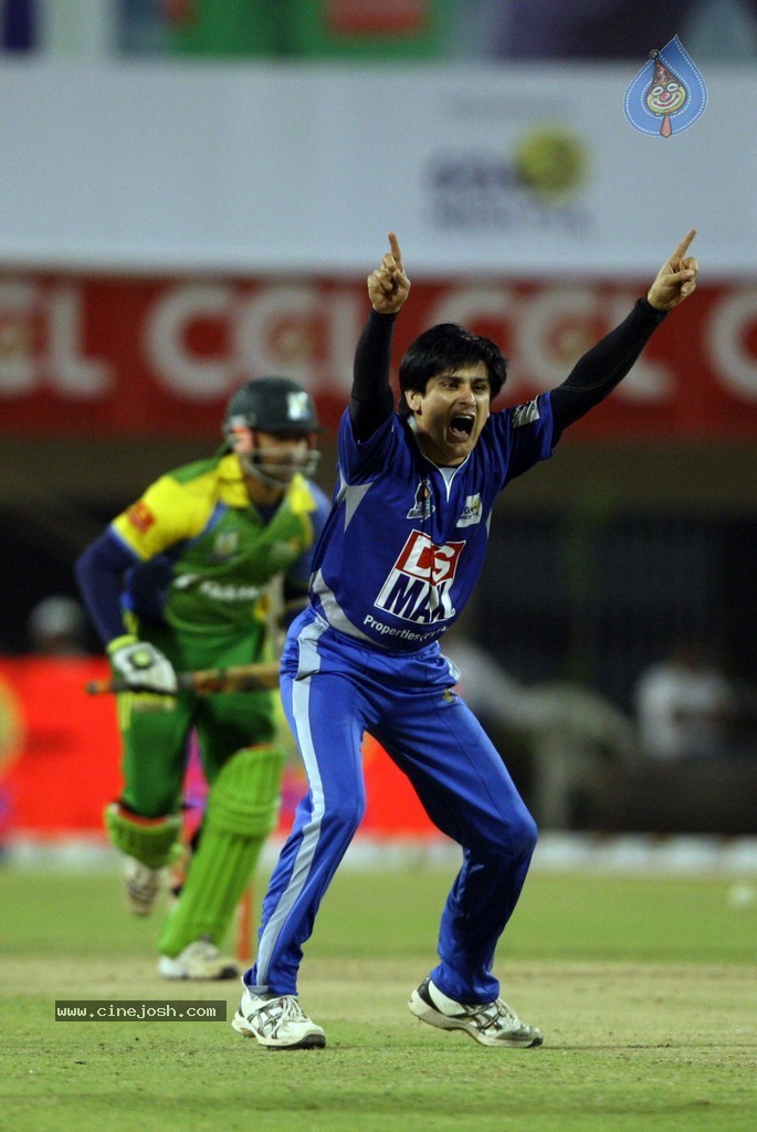 CCL 4 Final Karnataka Bulldozers Vs Kerala Strikers Match Photos - 44 / 62 photos