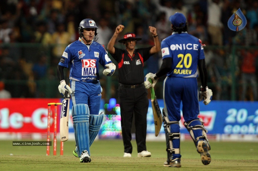 CCL 4 Karnataka Bulldozers Vs Bengal Tigers Match  - 73 / 151 photos