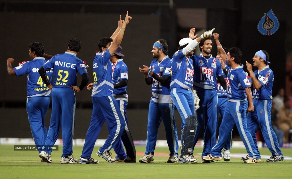 CCL 4 Karnataka Bulldozers Vs Bengal Tigers Match  - 99 / 151 photos