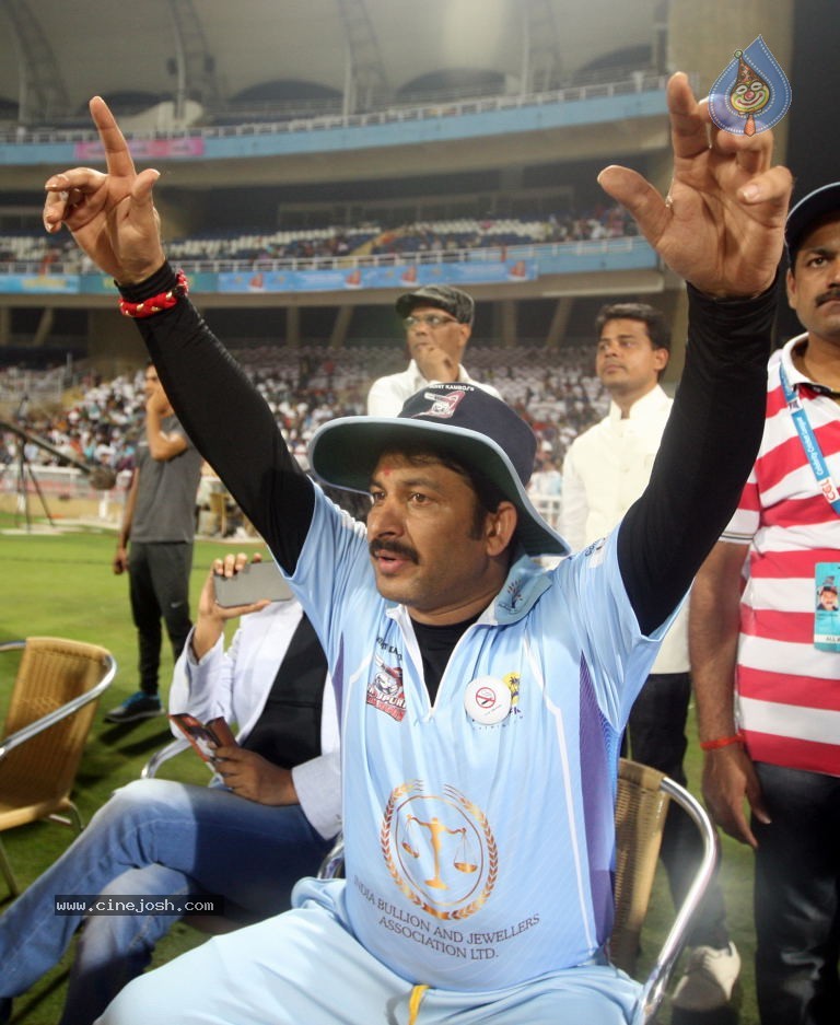 CCL 4 Veer Marathi Vs Bhojpuri Dabanggs Match - 12 / 111 photos