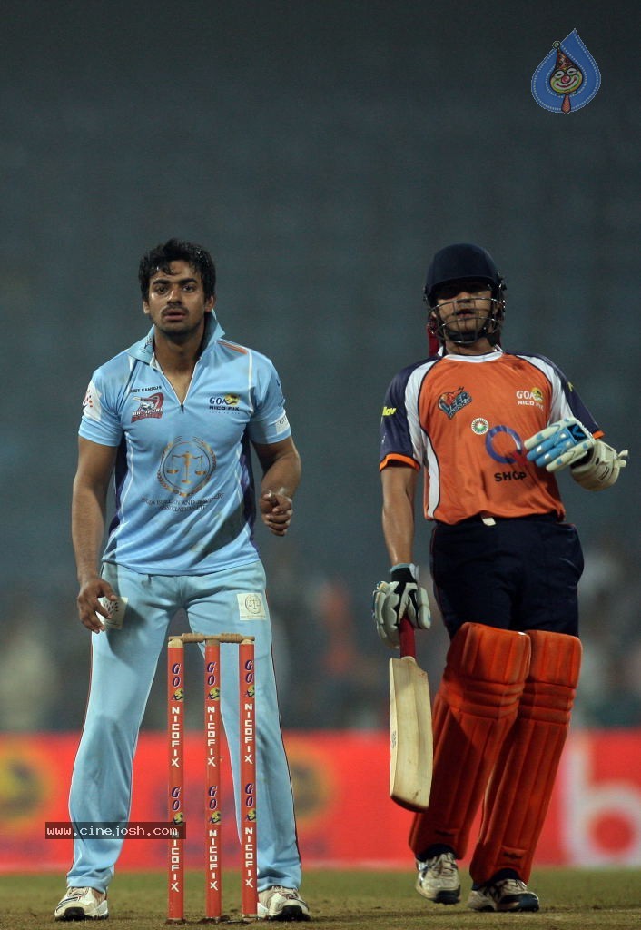 CCL 4 Veer Marathi Vs Bhojpuri Dabanggs Match - 14 / 111 photos